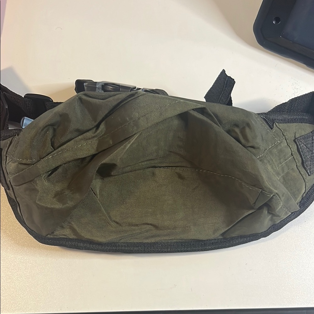Moda Green Belt Bag with Durable Design